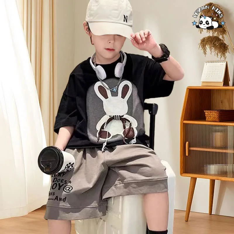 LEZONKIDS - Conjunto de Roupas de Verão para Crianças Meninos Novo Design Camisa com Remendo de Coelho Simples Calção Conjunto Masculino Fashion Moderno
